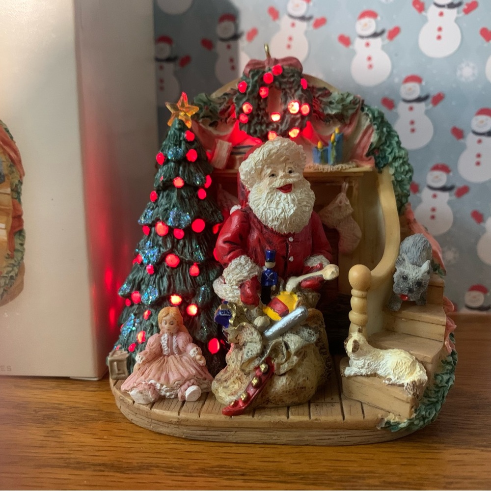 🎄Hallmark Keepsake Ornament~A Glimpse of Santa 2006 - Picture 2 of 4